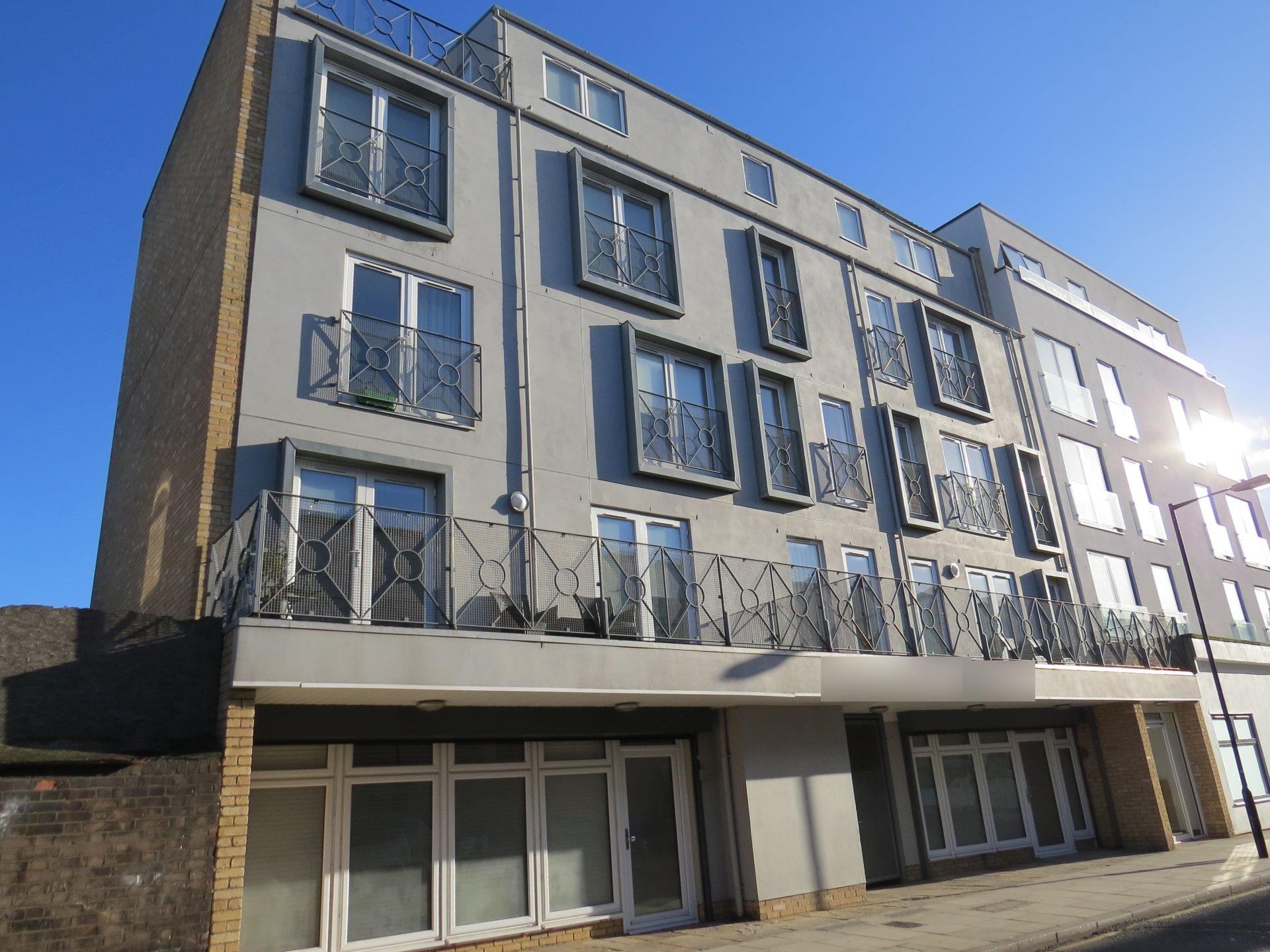 Flat Mowlem Street in Greater London