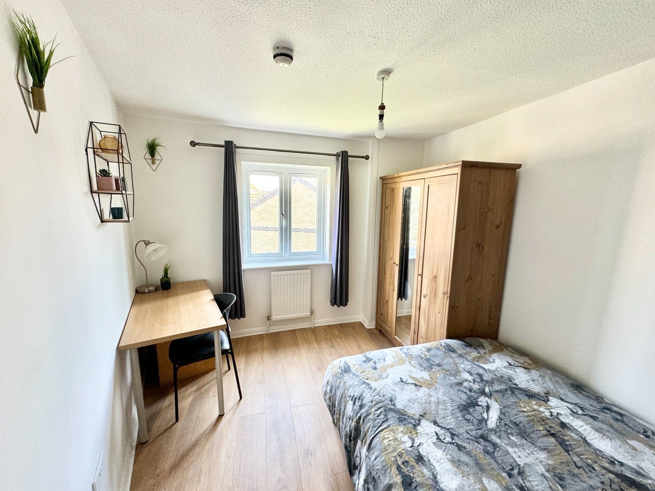 Room Bray Crescent in Greater London