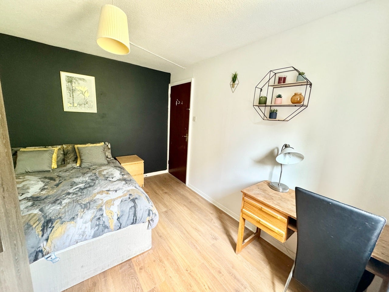 Room Bray Crescent in Greater London