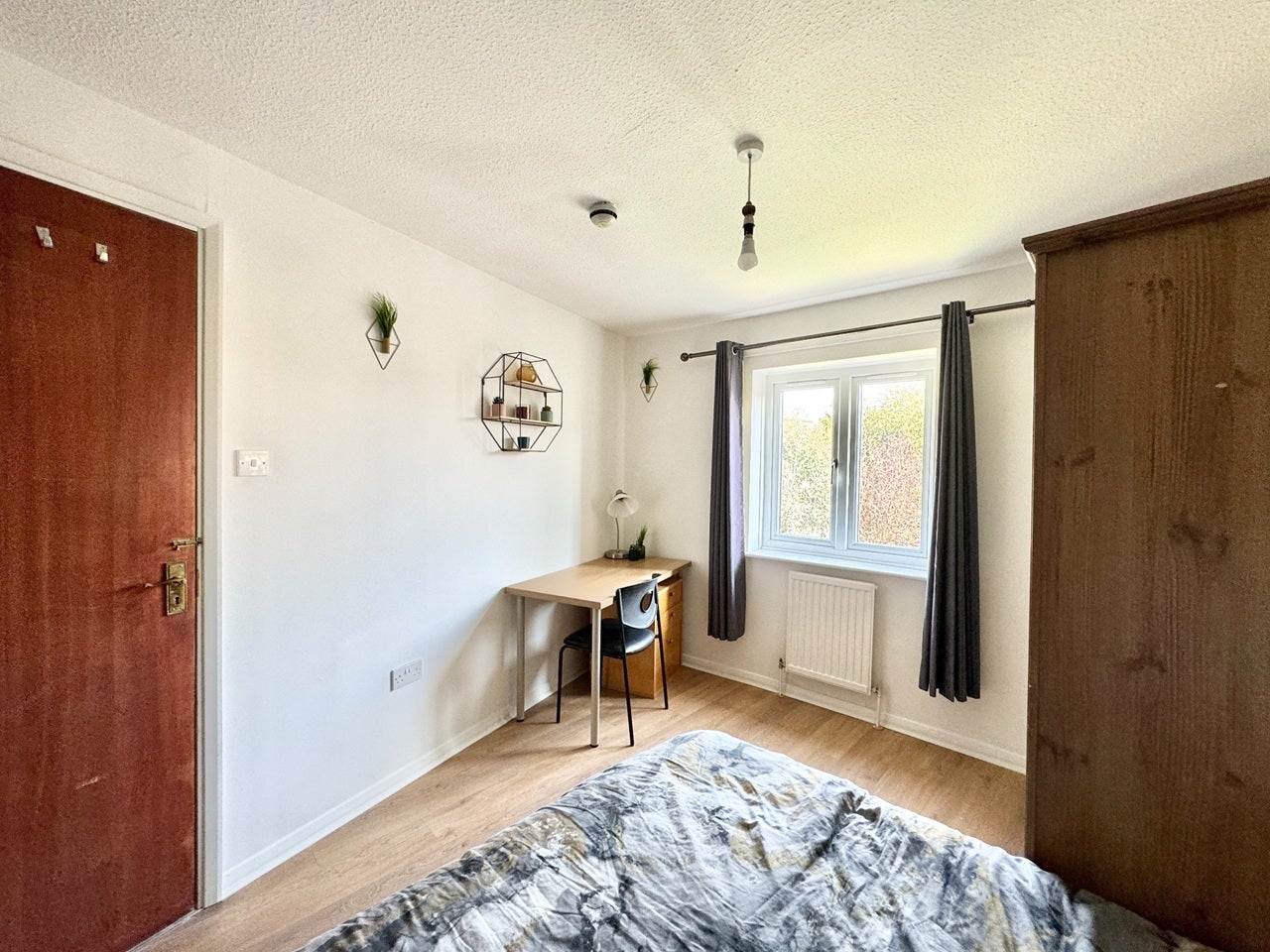 Room Bray Crescent in Greater London