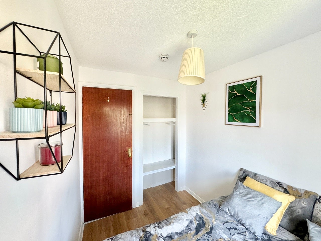 Room Bray Crescent in Greater London