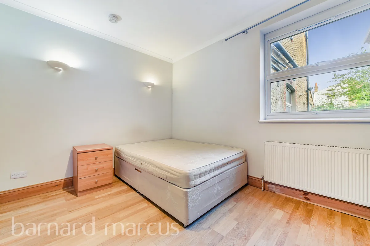 Flat Tooting Bec Road in Greater London