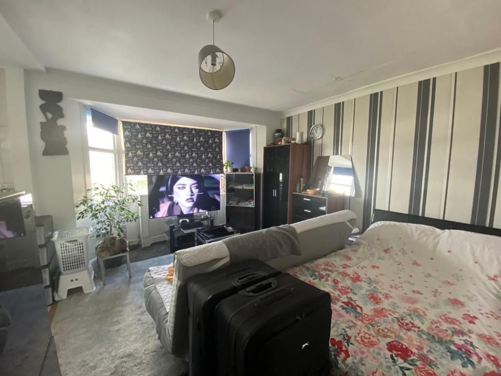Flat Quantock Gardens in Greater London