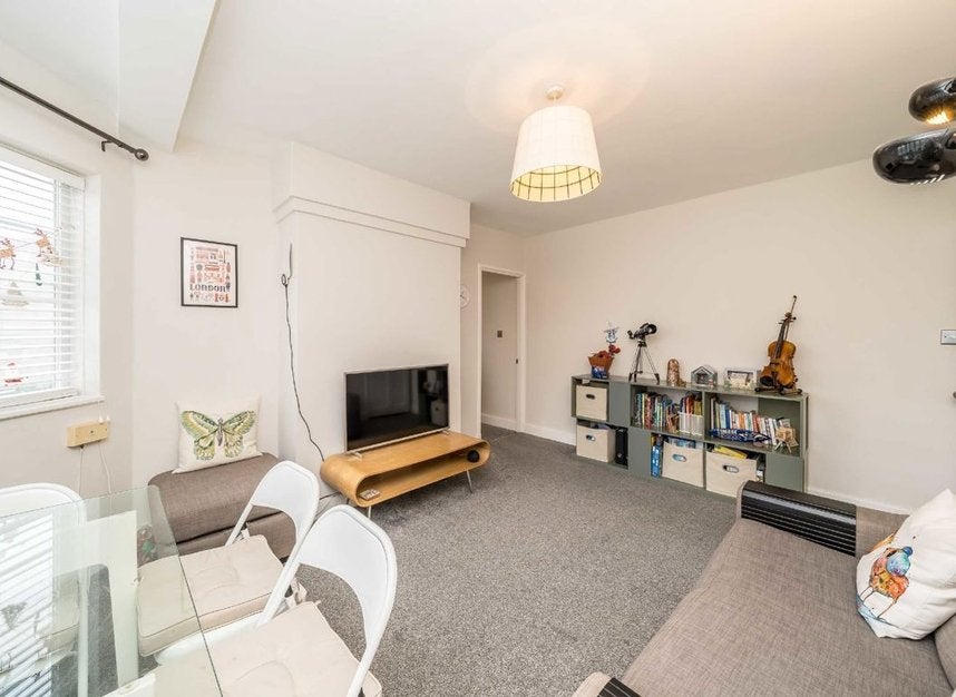Flat Chiswick Village in Greater London