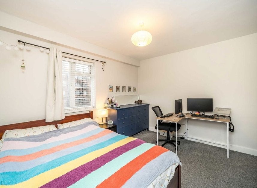 Flat Chiswick Village in Greater London