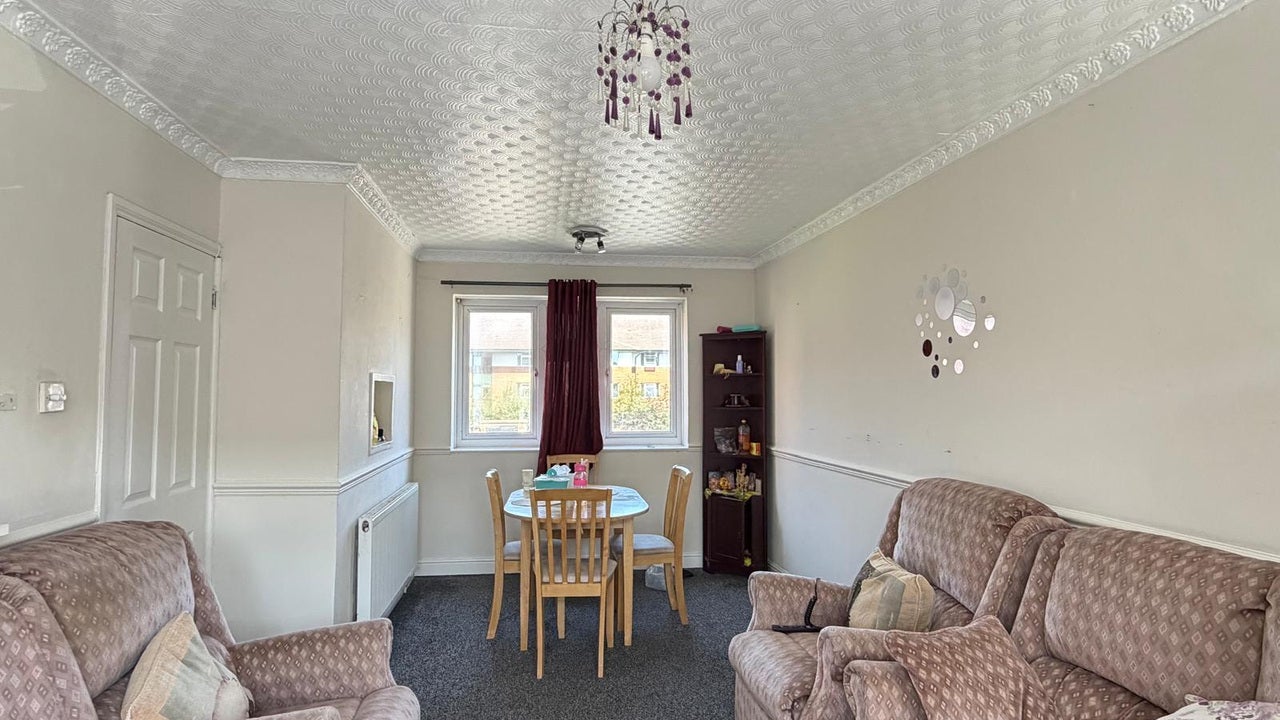 Flat Ross Close in Luton