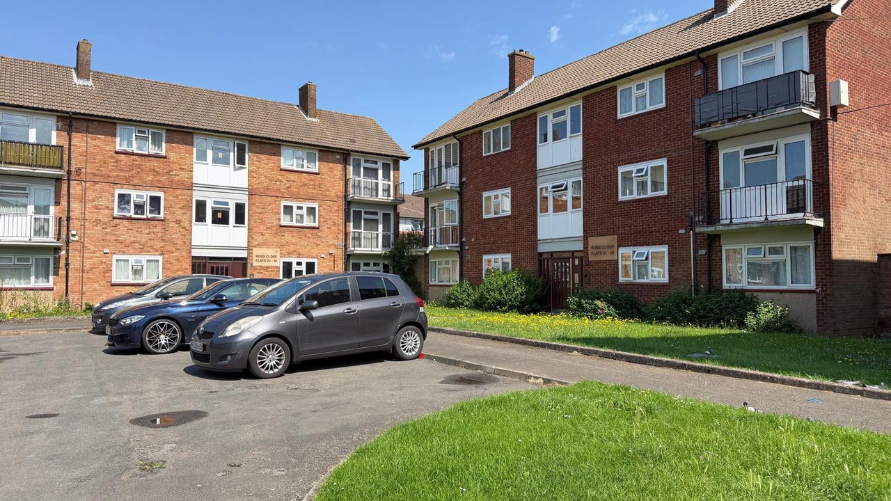 Flat Ross Close in Luton