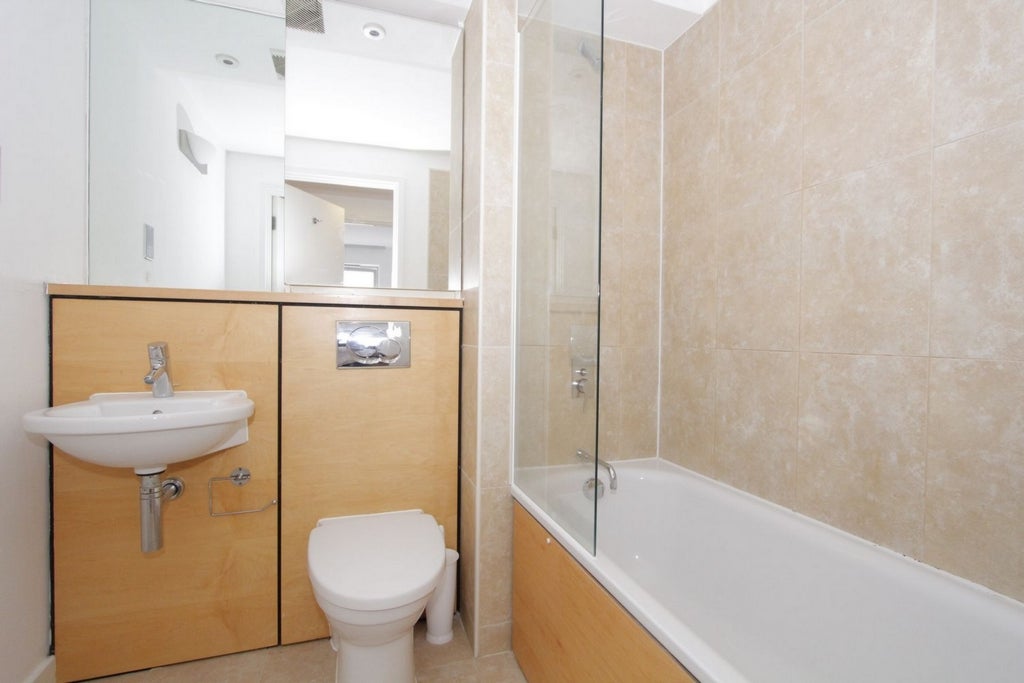 Room Globe Road in Greater London