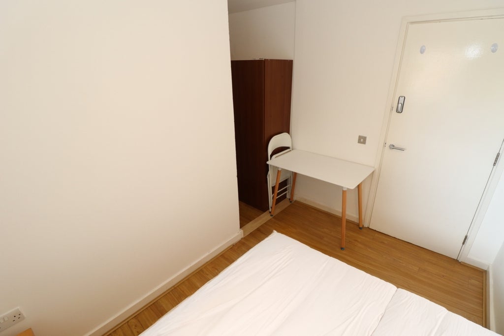 Room Globe Road in Greater London