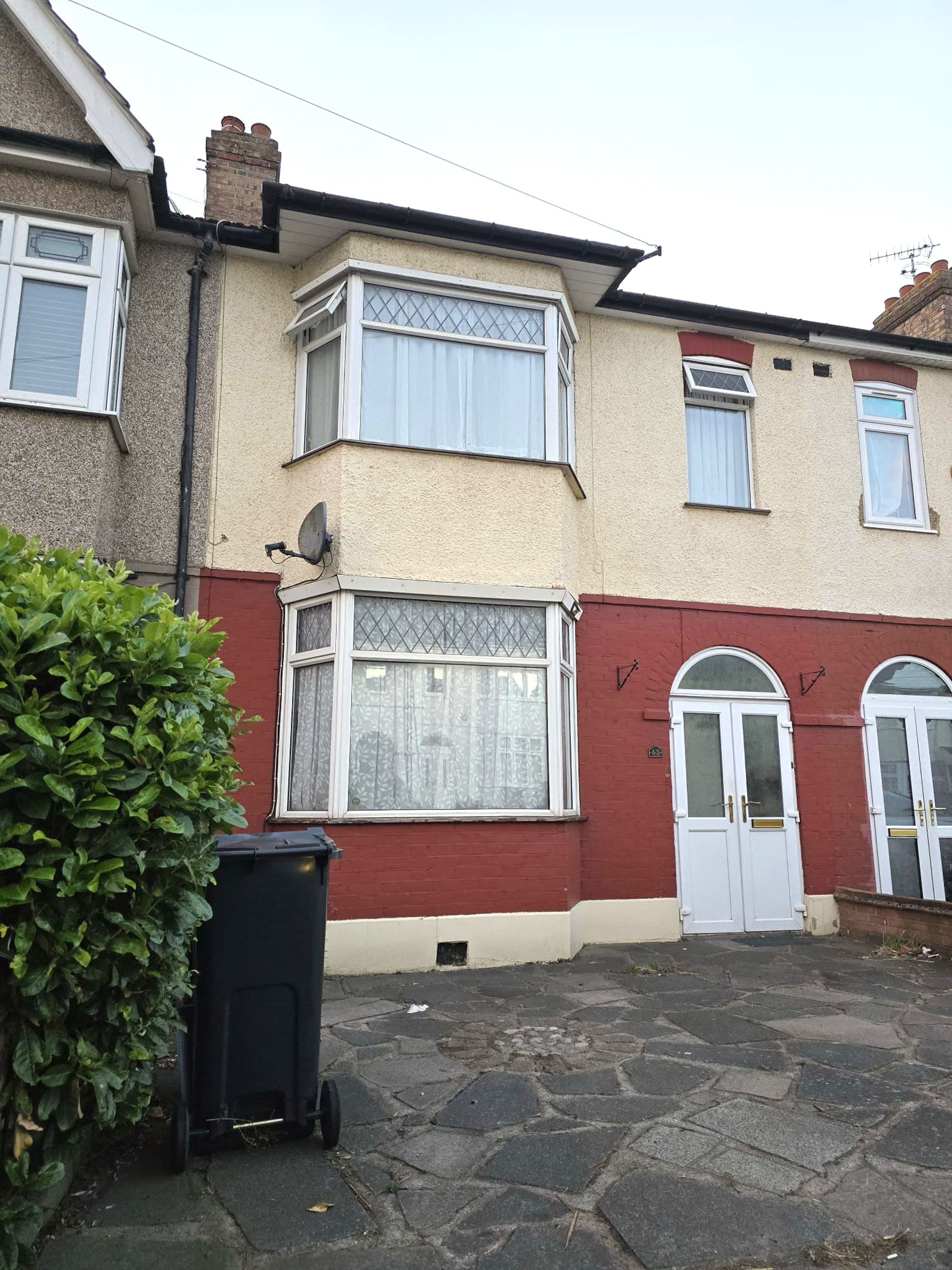 House Clinton Crescent in Greater London