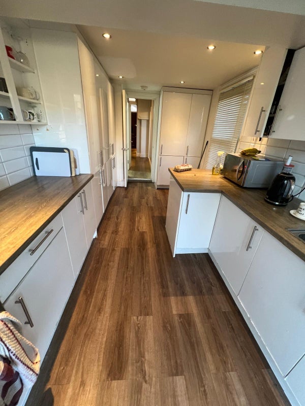 Room Hartfield Road in Greater London