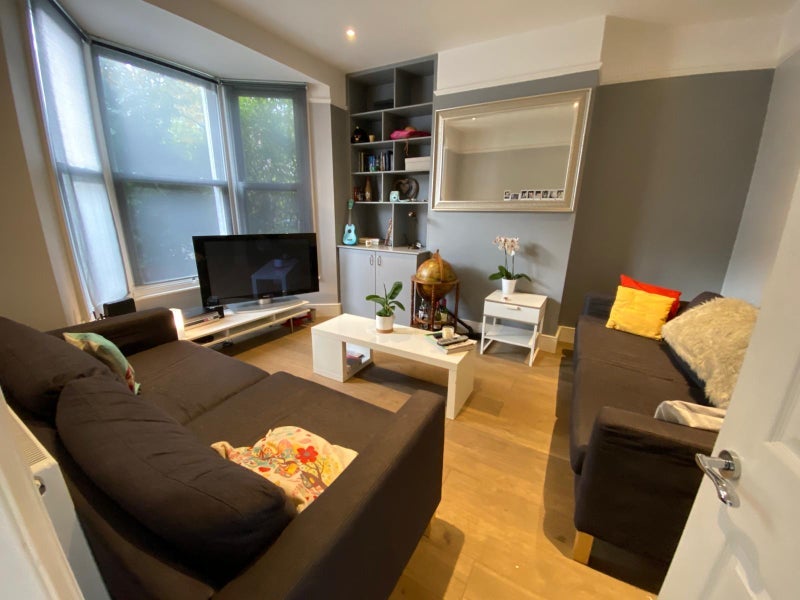 Room Hartfield Road in Greater London