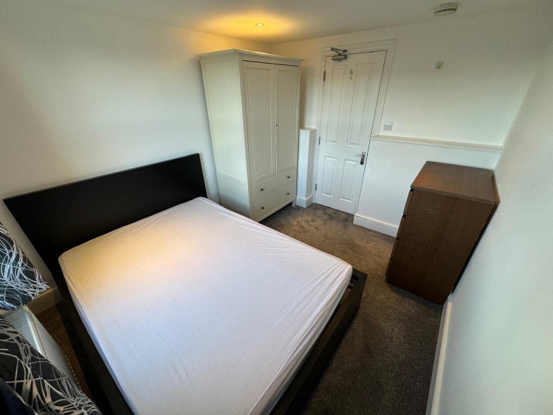 Room Hartfield Road in Greater London