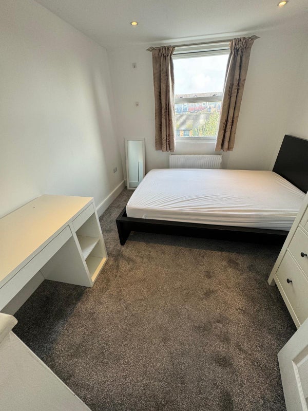Room Hartfield Road in Greater London