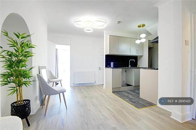Flat Ordnance Road in Greater London