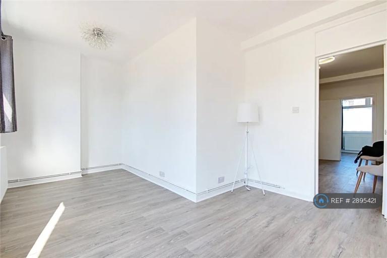 Flat Ordnance Road in Greater London
