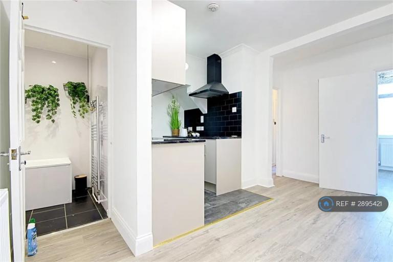 Flat Ordnance Road in Greater London