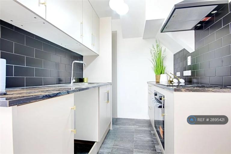 Flat Ordnance Road in Greater London