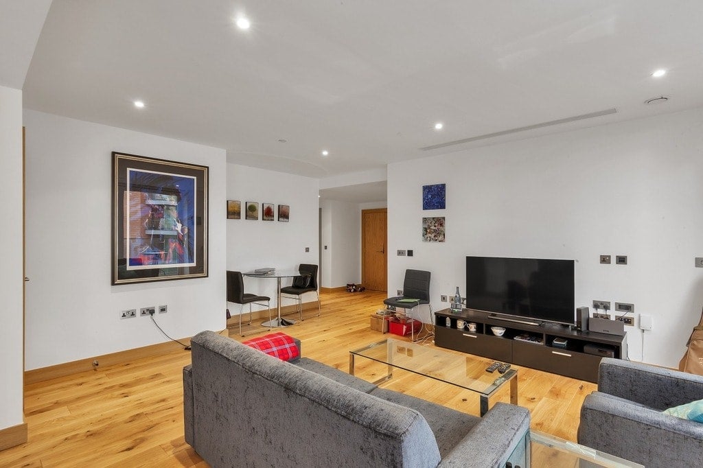 Flat Harrow Road in City of Westminster