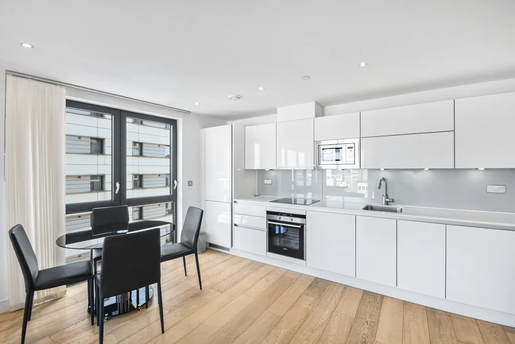 Flat Pomell Way in Greater London