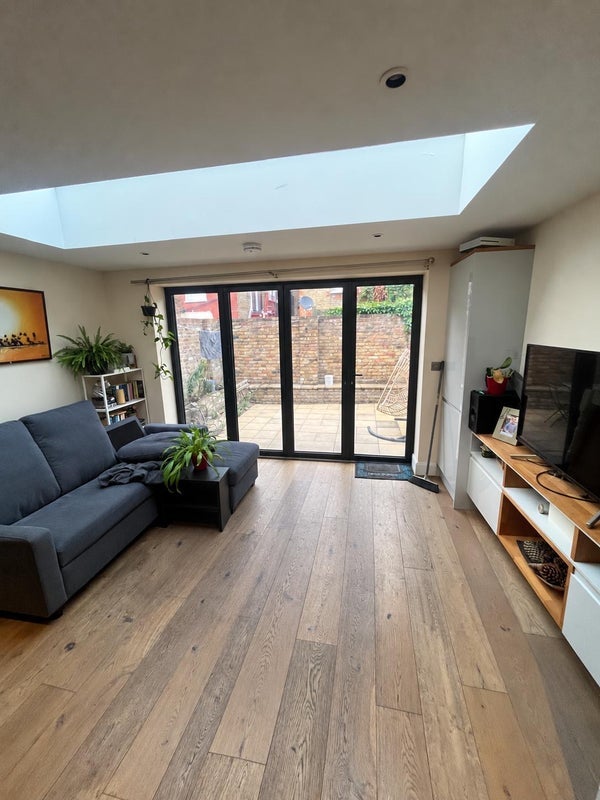Room Hoyle Road in Greater London