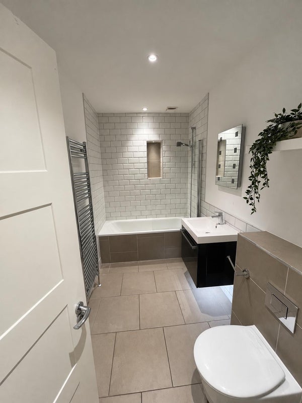Room Hoyle Road in Greater London