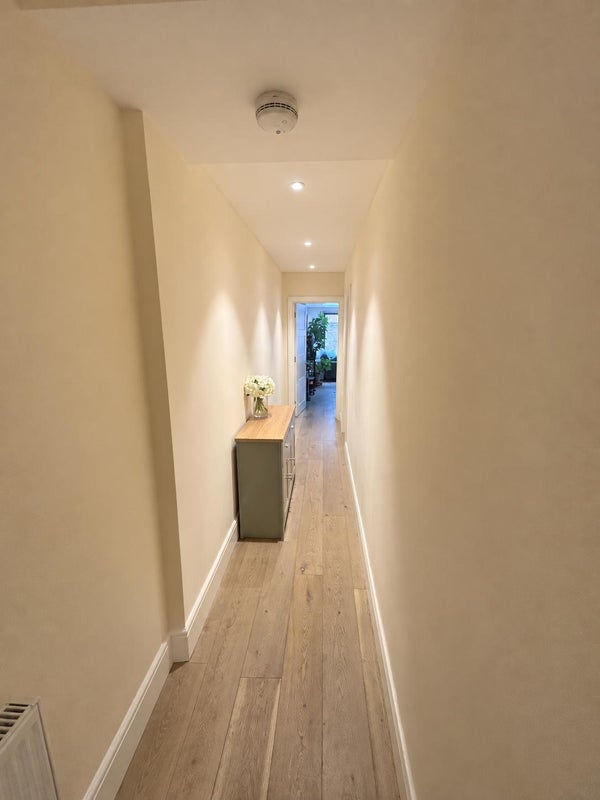Room Hoyle Road in Greater London