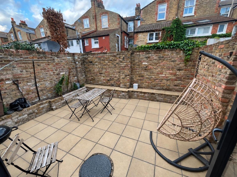 Room Hoyle Road in Greater London