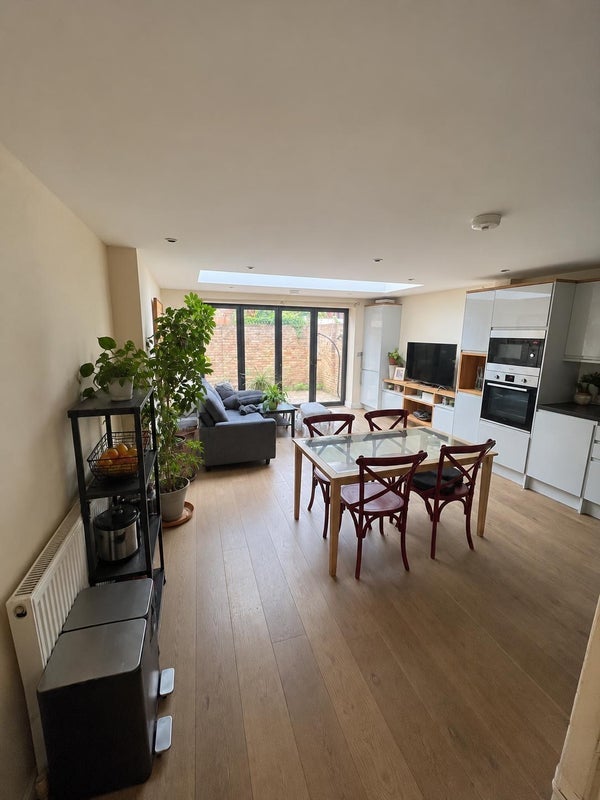 Room Hoyle Road in Greater London