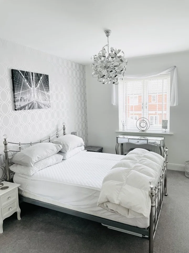 Room Hansom Way in Mid Sussex