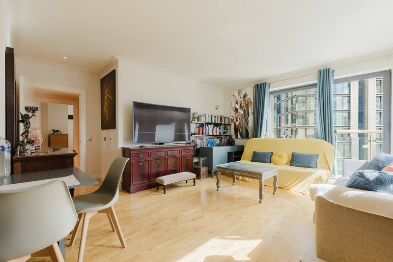 Flat South Quay Square in Greater London