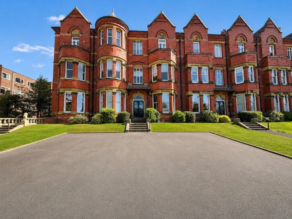 Flat Lord Street West in Southport