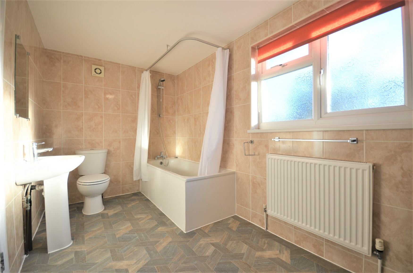Flat Birkbeck Avenue in Greater London