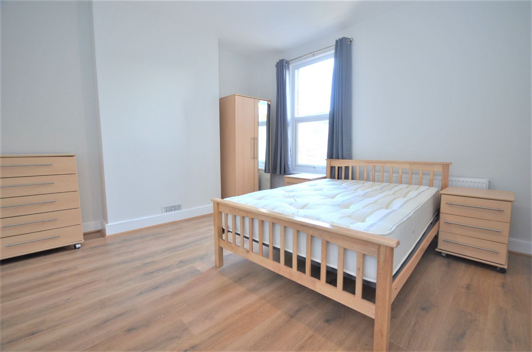 Flat Birkbeck Avenue in Greater London