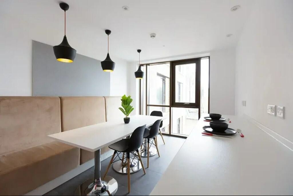 Room New Cross Road in Greater London