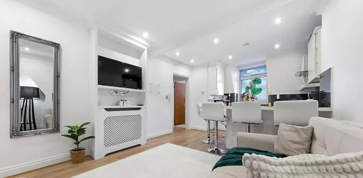 Flat Stafford Terrace in Greater London