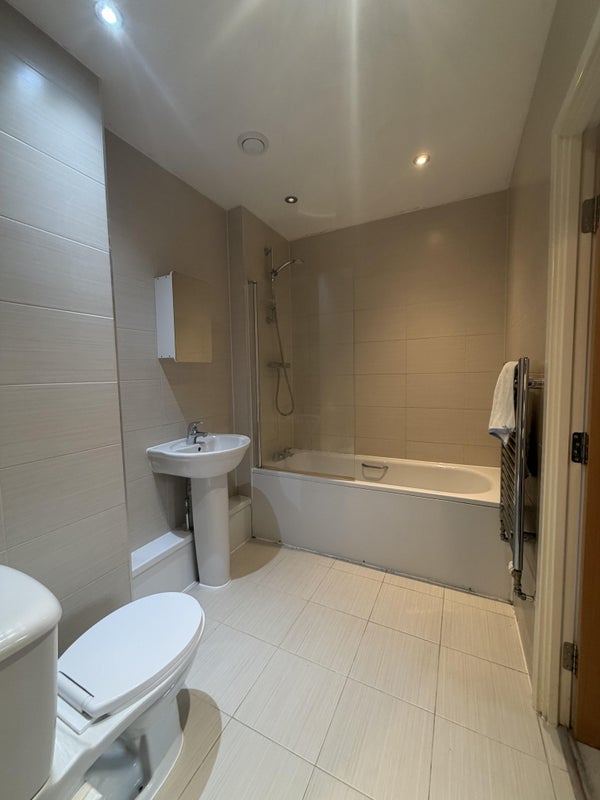 Room Station Place in Greater London