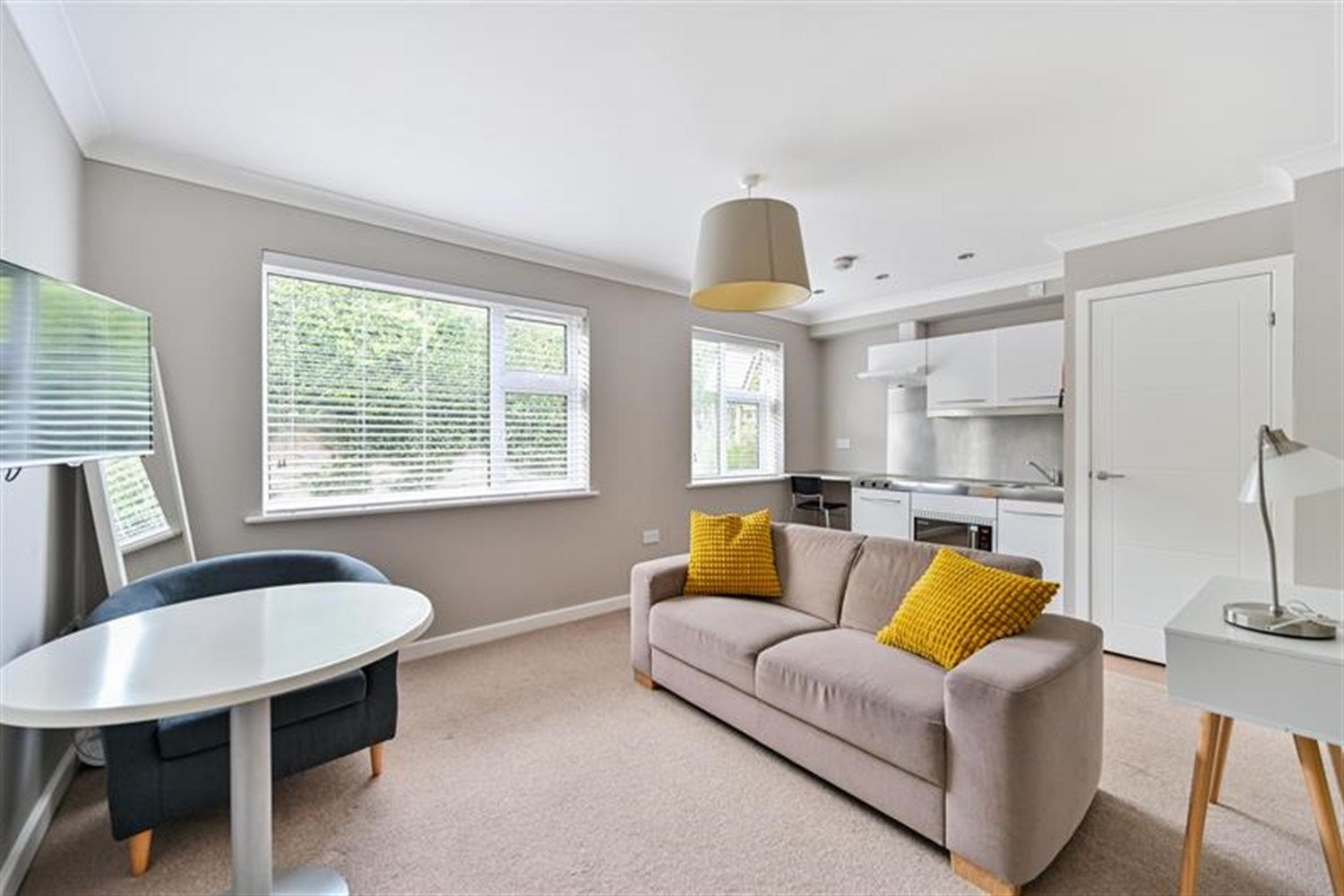 Flat Reading Road in Pangbourne