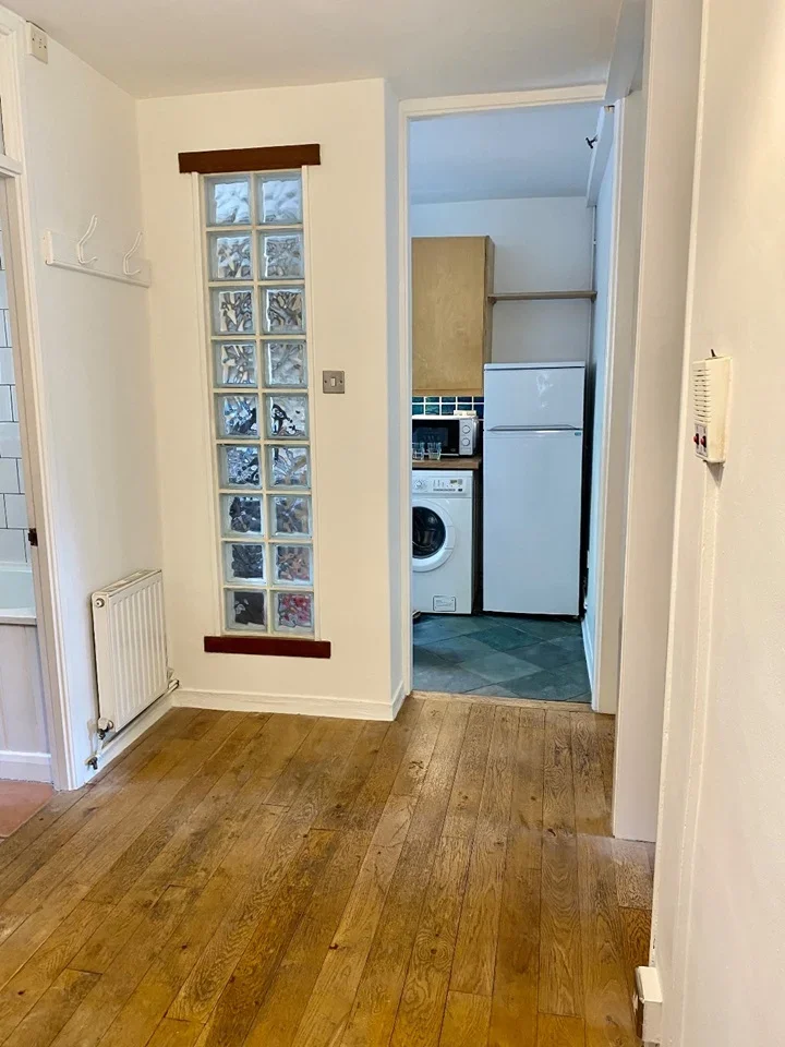 Flat Landseer Road in Greater London