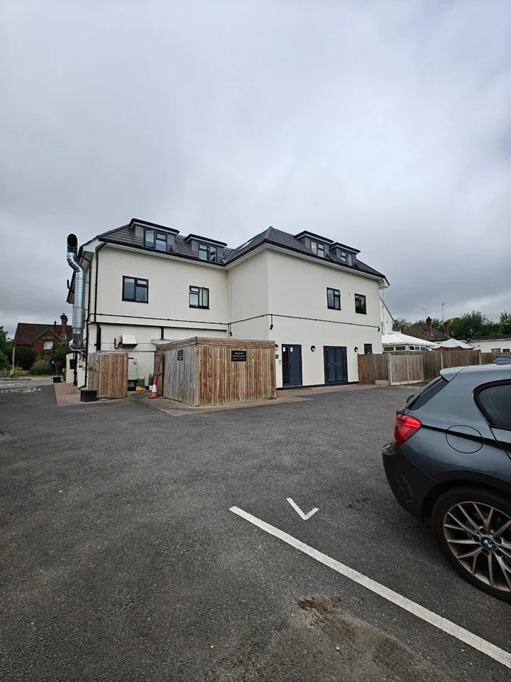 Flat Cobham Road in Mole Valley