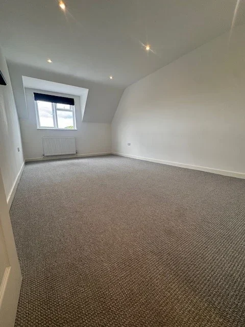 Flat Cobham Road in Mole Valley