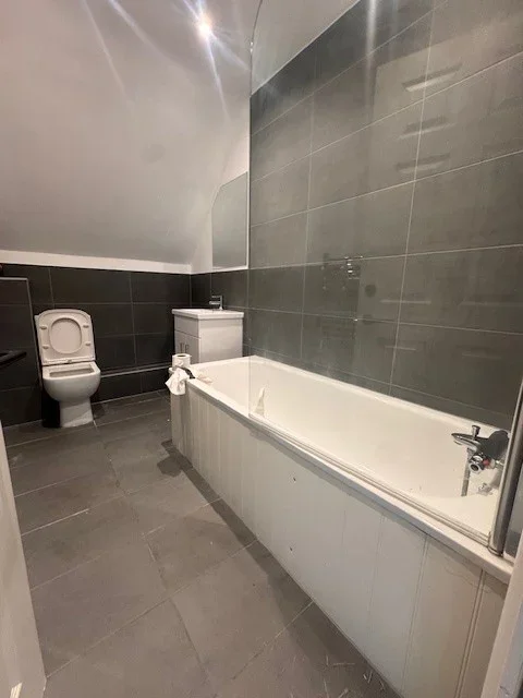 Flat Cobham Road in Mole Valley