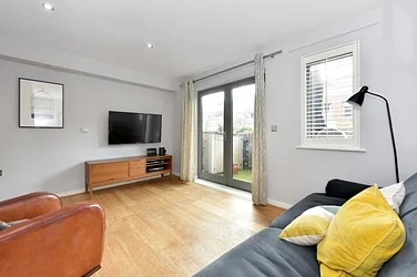 Flat Bagleys Lane in Greater London