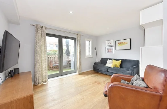 Flat Bagleys Lane in Greater London