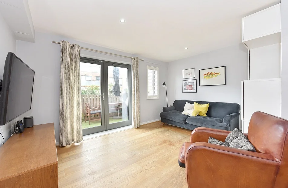 Flat Bagleys Lane in Greater London