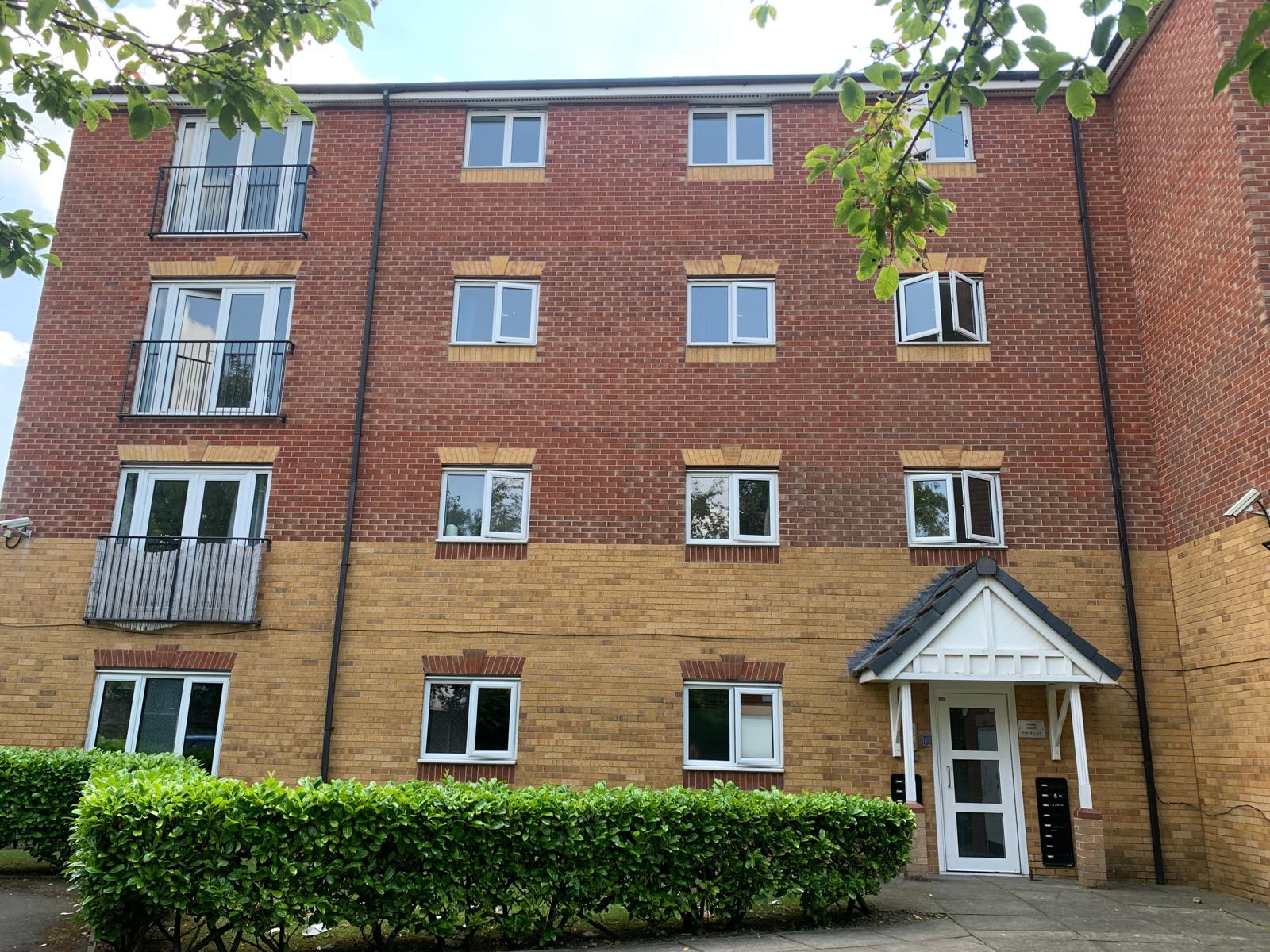 Flat Knightswood Road in Manchester