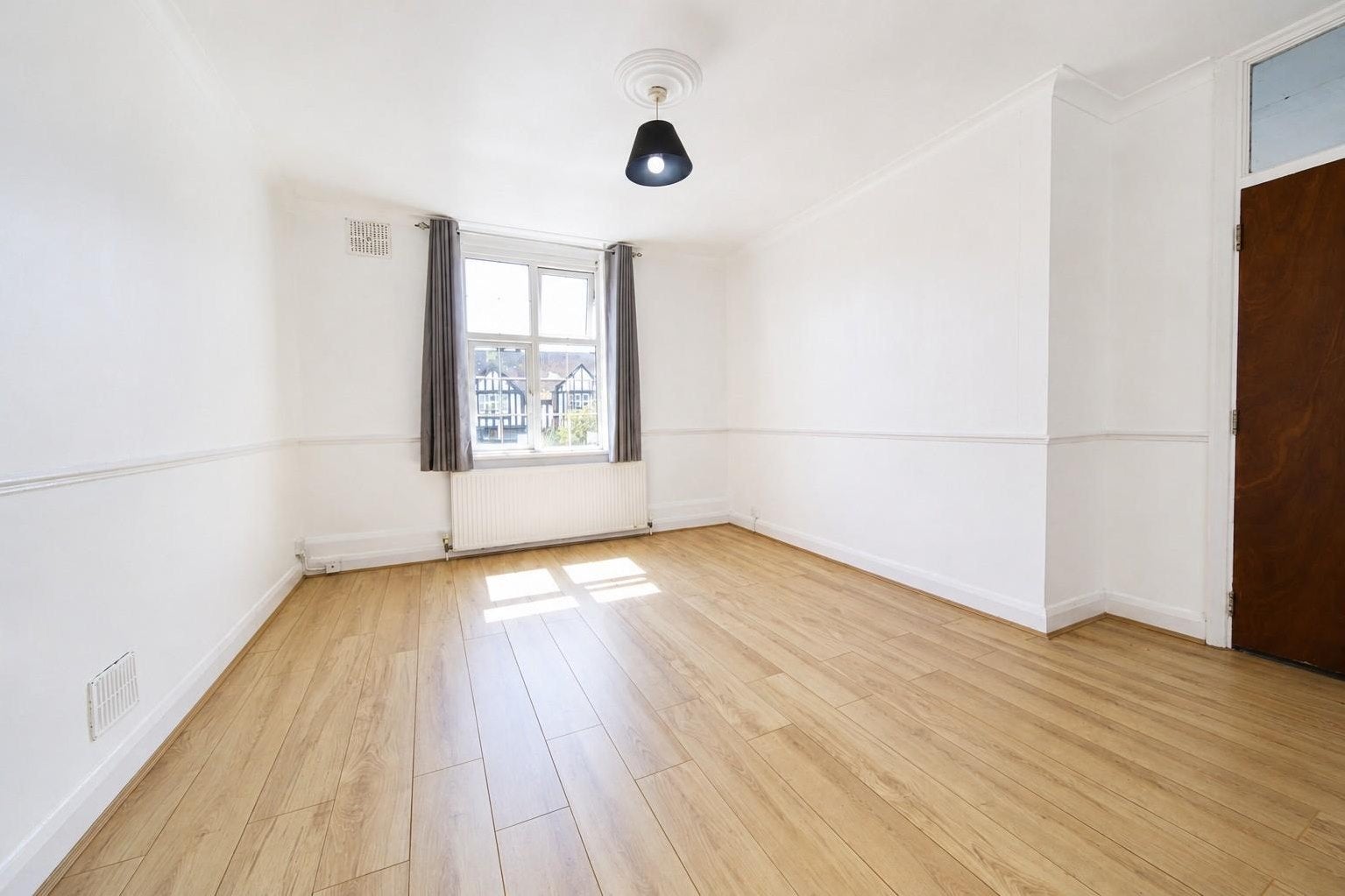 Flat Oakleigh Road North in Greater London