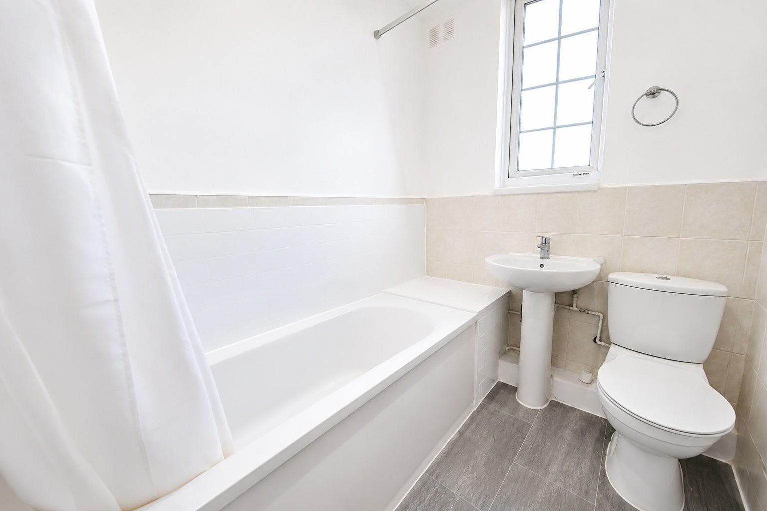 Flat Oakleigh Road North in Greater London