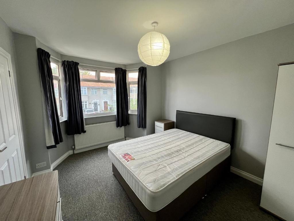 Room Stanley Avenue in Bristol