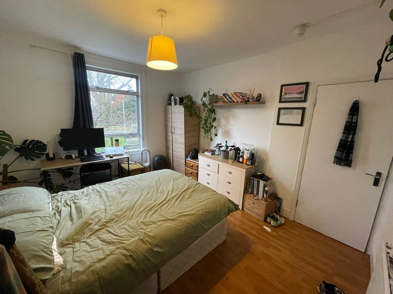 Room Links Road in Greater London